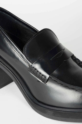 MOCASÍN TACÓN NEGRO