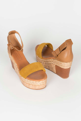 SANDALIA CUÑA CAMEL TIRA MOSTAZA