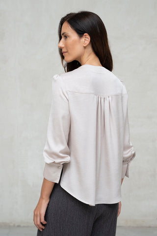 Blusa Fermo nude amarrotada