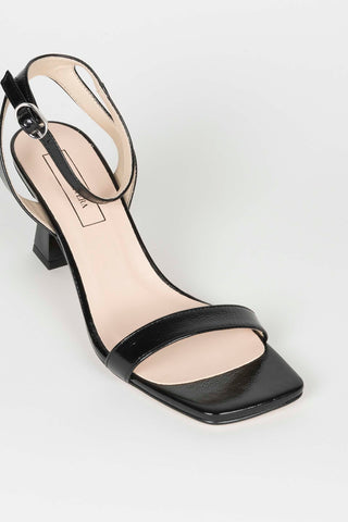 SANDALIA TIRA NEGRA TACÓN 8CM