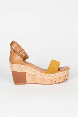 SANDALIA CUÑA CAMEL TIRA MOSTAZA