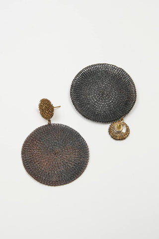 PENDIENTES MALLA GRIS OSCURO Y DORADO