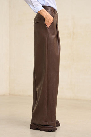 Pantalón Numa marrón chocolate piel vegana