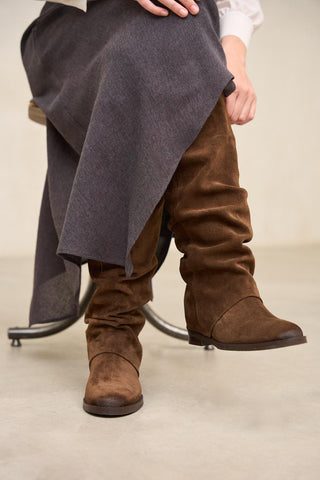Bota Gloria ante castanho